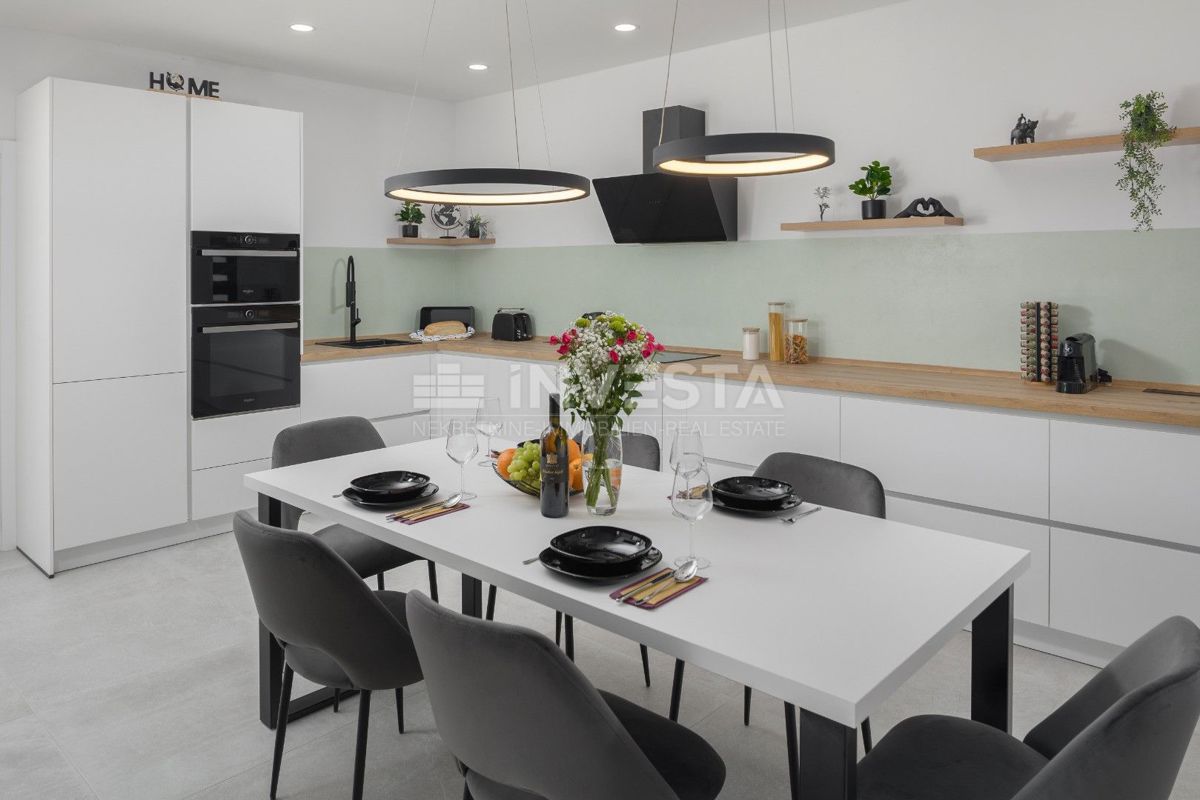 Moderna pritlična hiša z bazenom