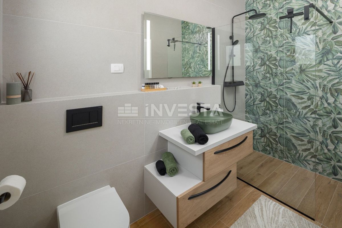 Moderna pritlična hiša z bazenom