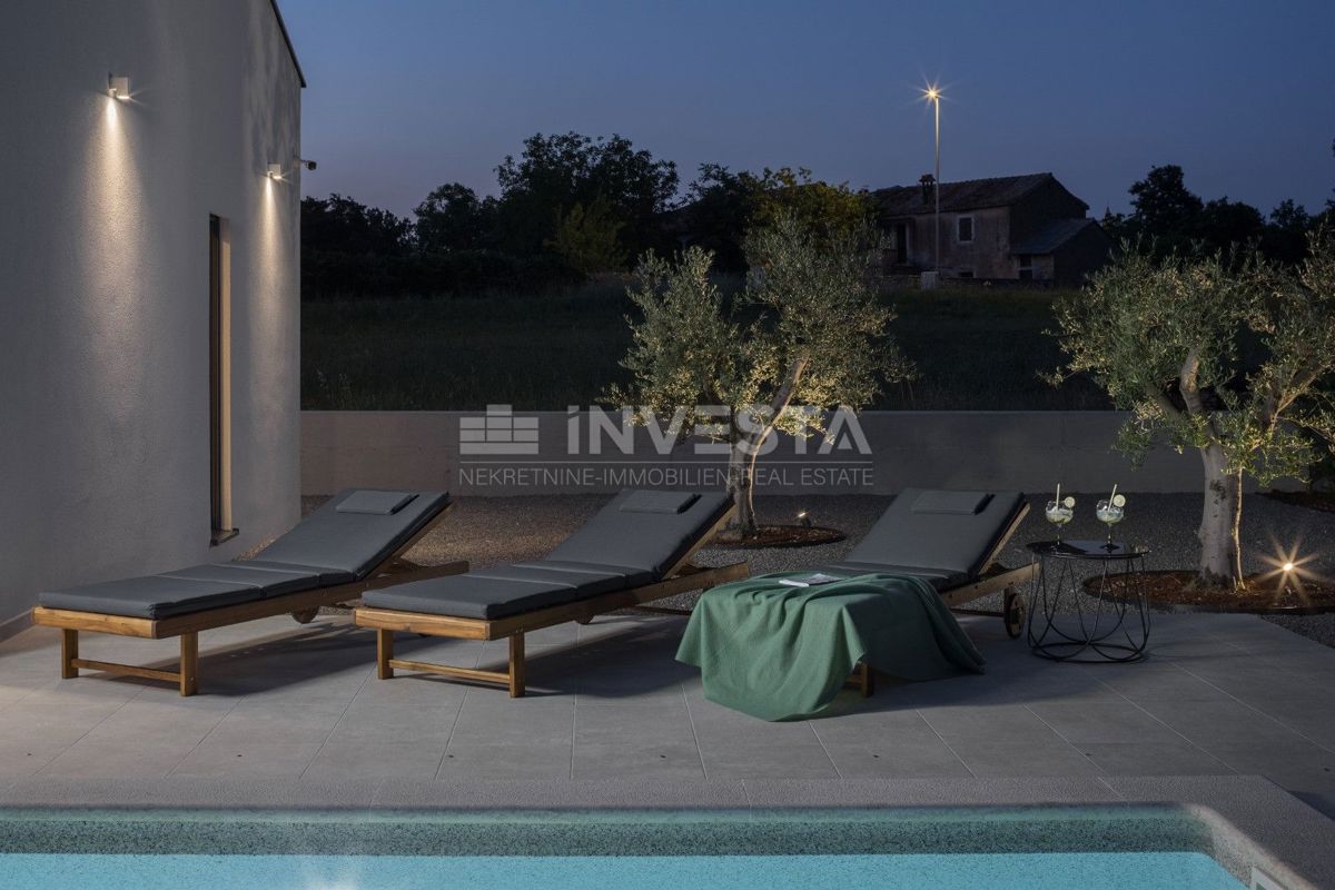 Moderna pritlična hiša z bazenom