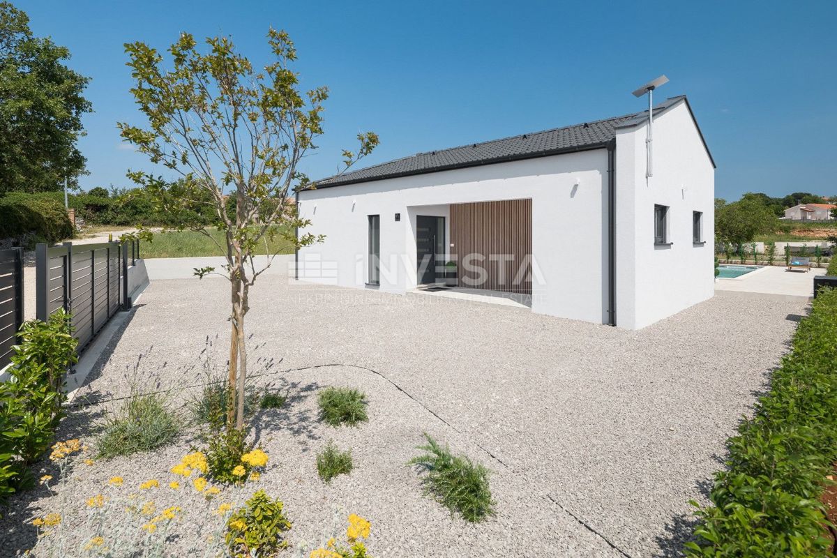 Moderna pritlična hiša z bazenom