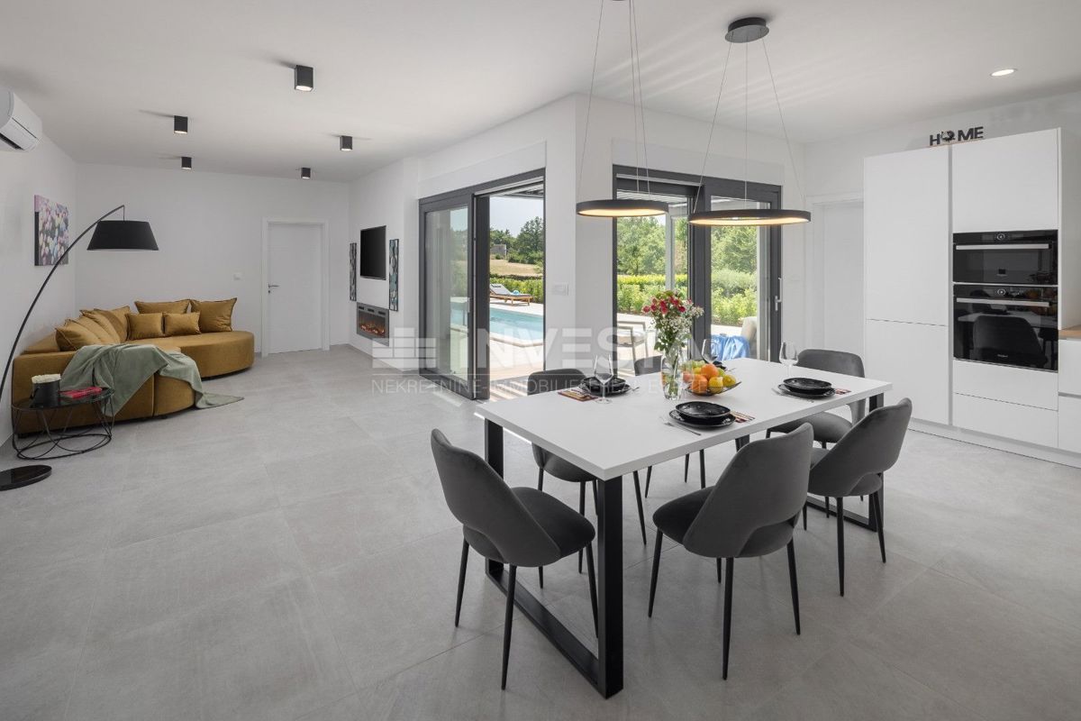 Moderna pritlična hiša z bazenom