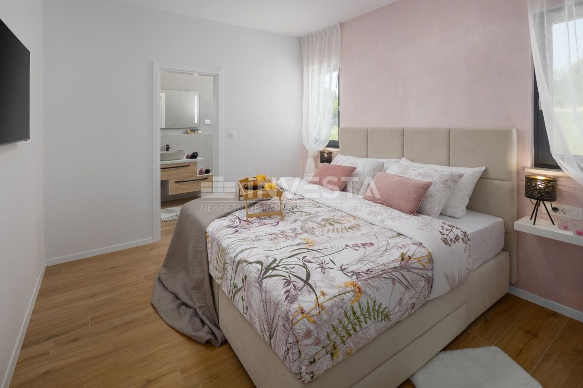 Moderna pritlična hiša z bazenom