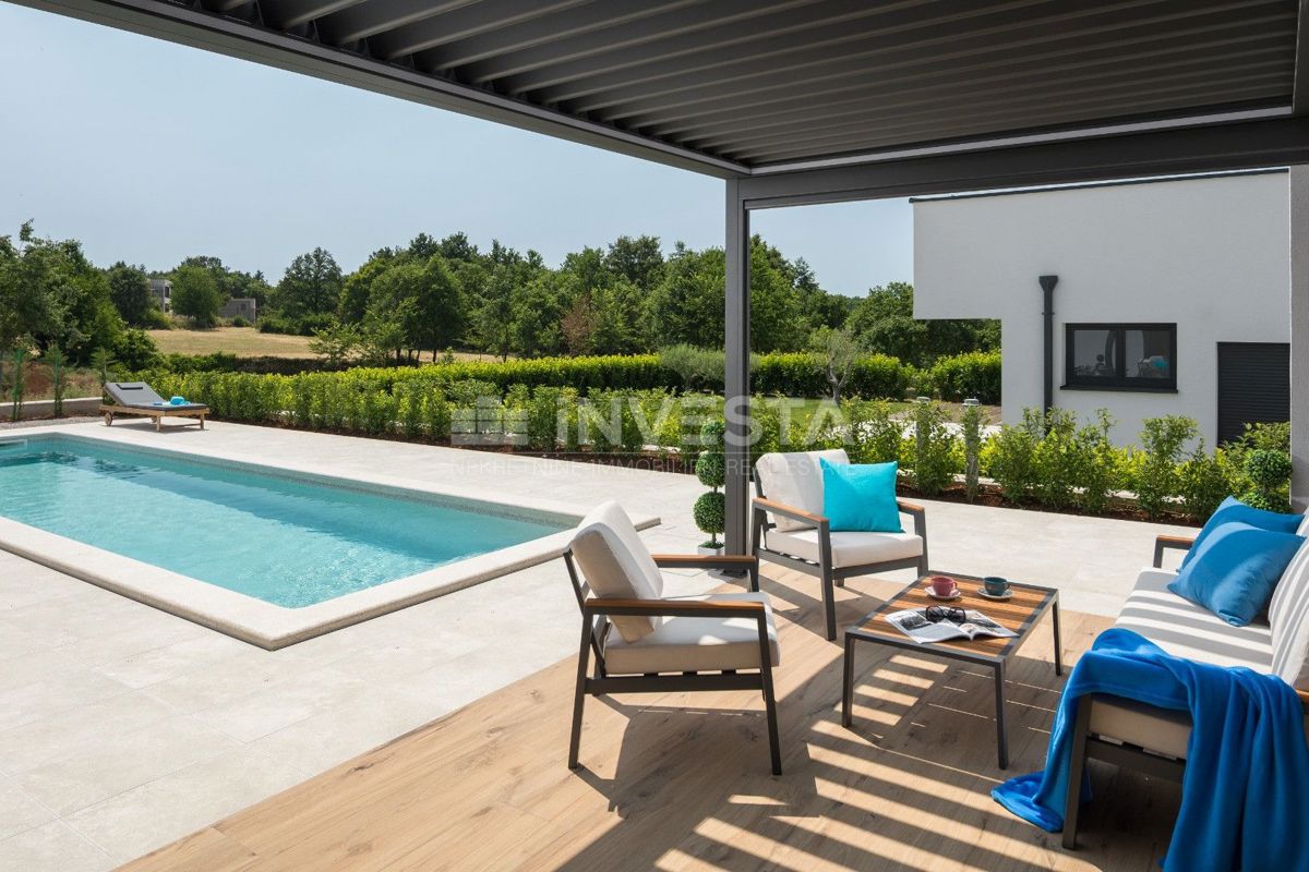 Moderna pritlična hiša z bazenom