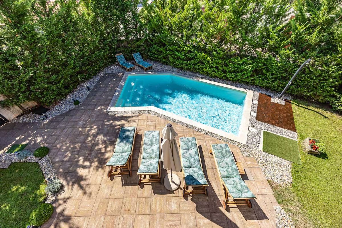 Hiša s bazenom na podeželju