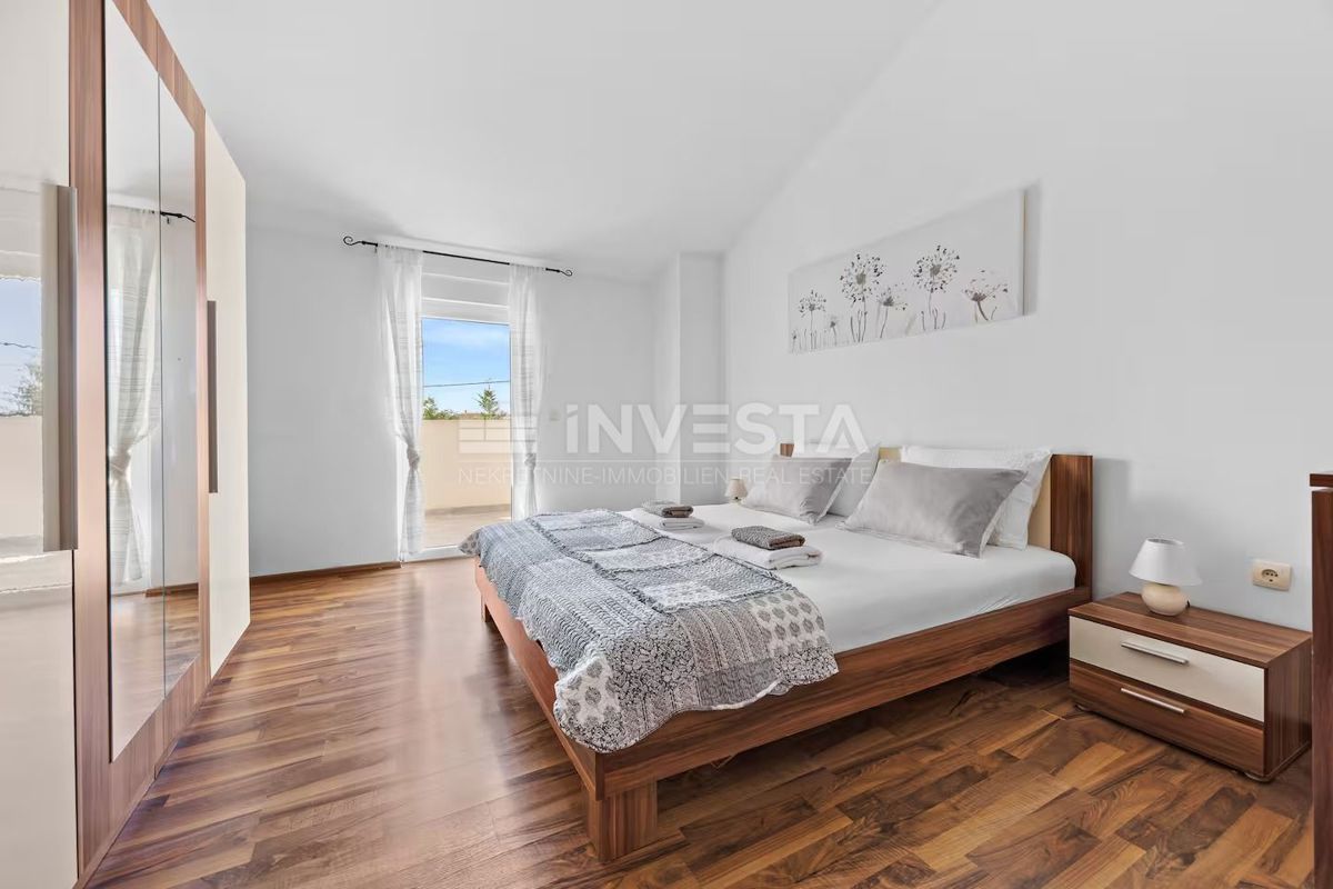 Hiša s bazenom na podeželju