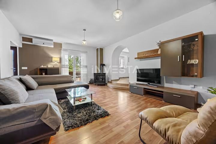 Hiša s bazenom na podeželju