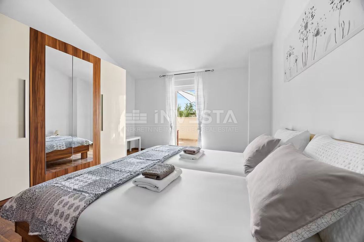 Hiša s bazenom na podeželju