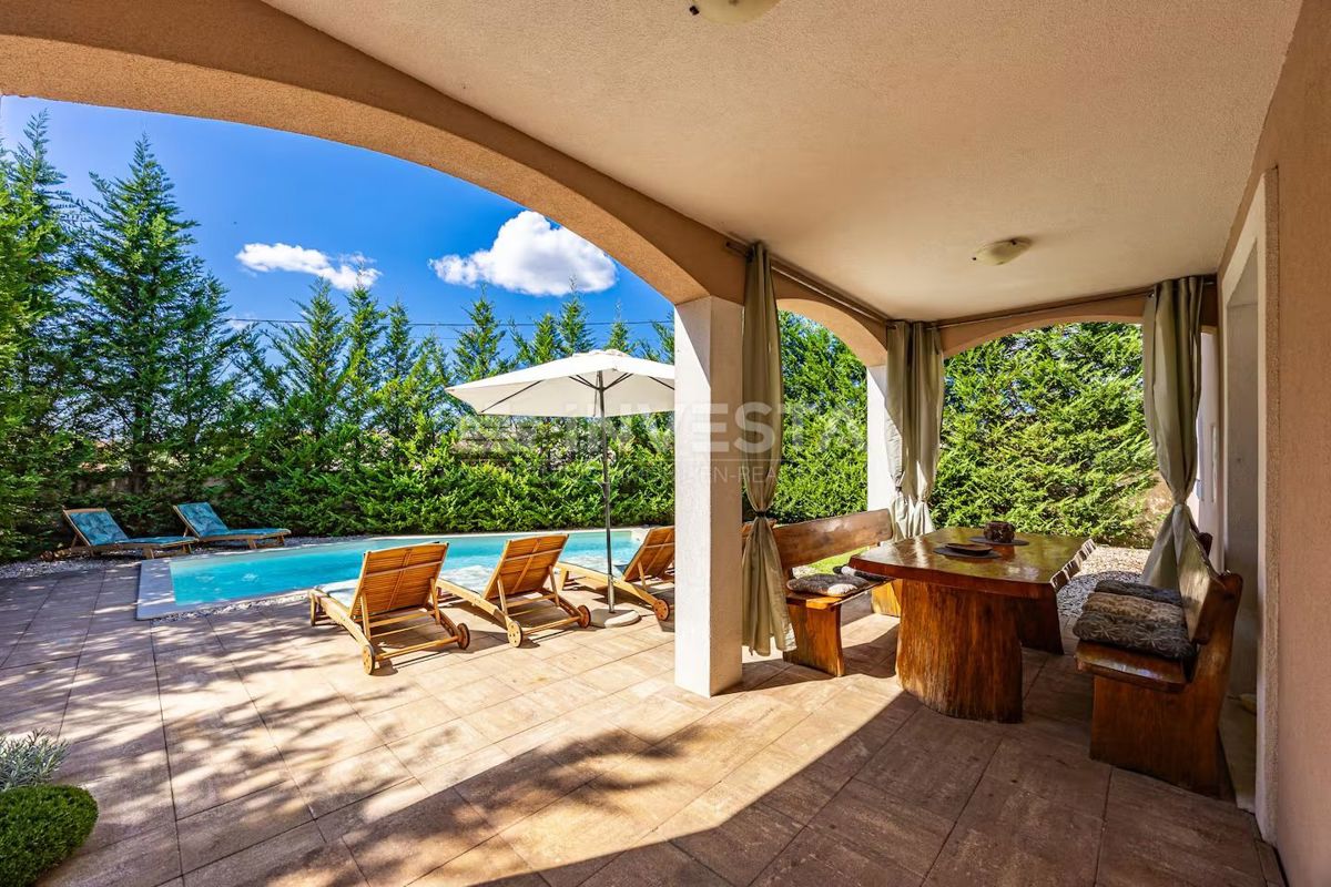 Hiša s bazenom na podeželju