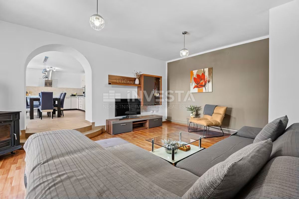 Hiša s bazenom na podeželju