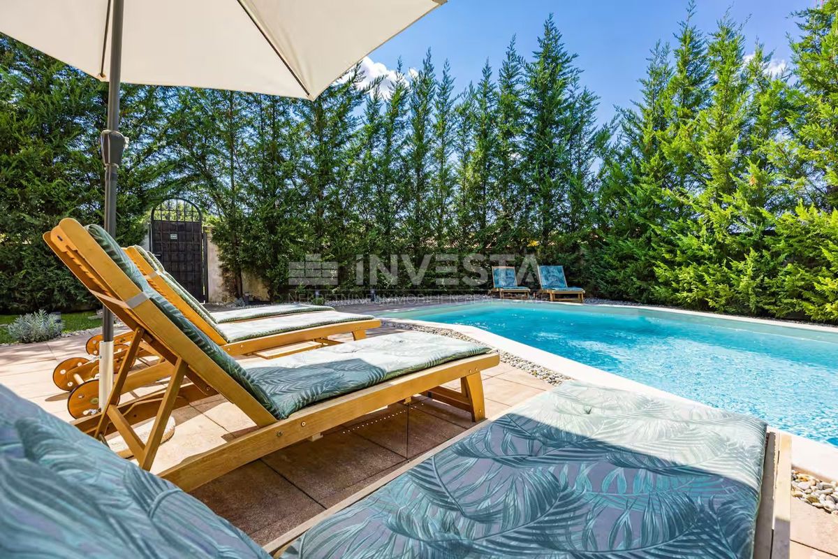 Hiša s bazenom na podeželju