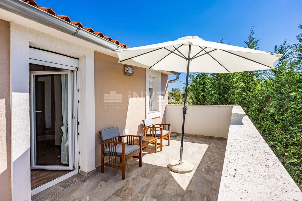 Hiša s bazenom na podeželju