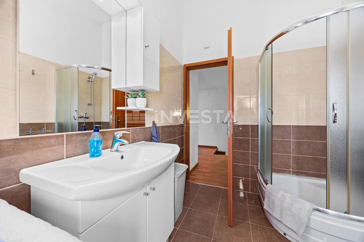 Hiša s bazenom na podeželju