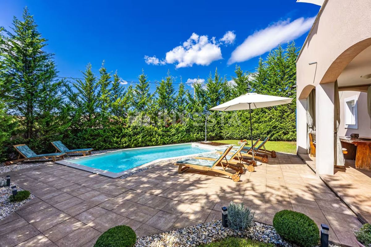 Hiša s bazenom na podeželju