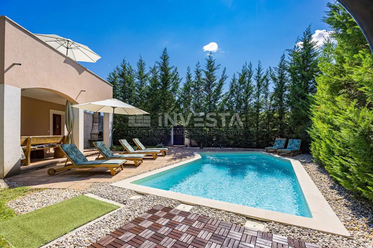 Hiša s bazenom na podeželju