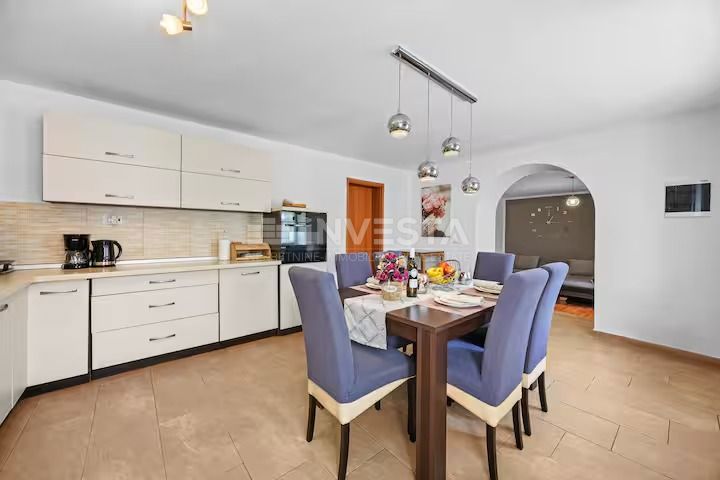 Hiša s bazenom na podeželju