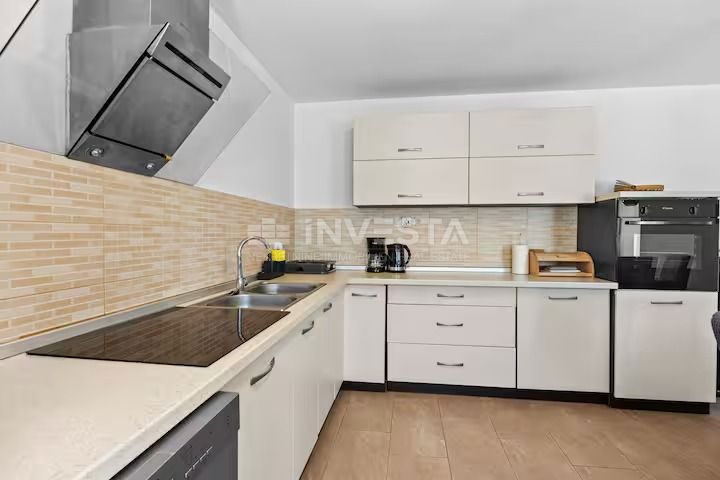 Hiša s bazenom na podeželju