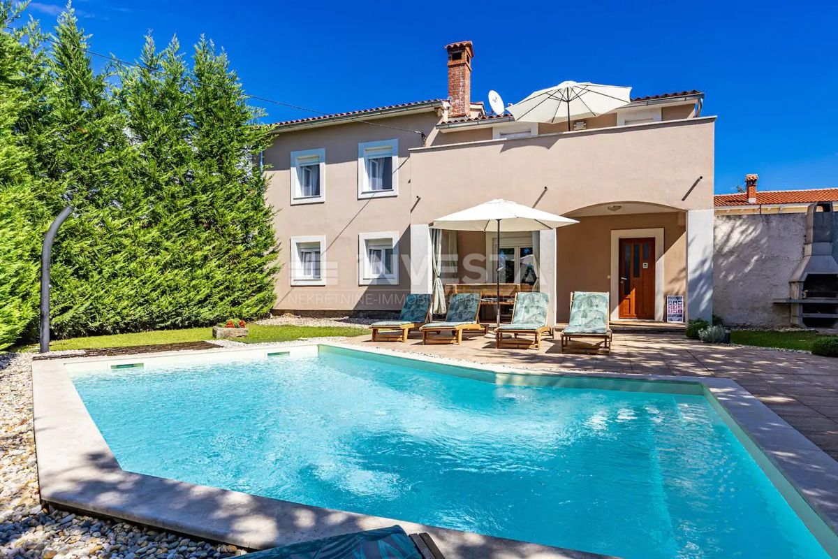 Hiša s bazenom na podeželju