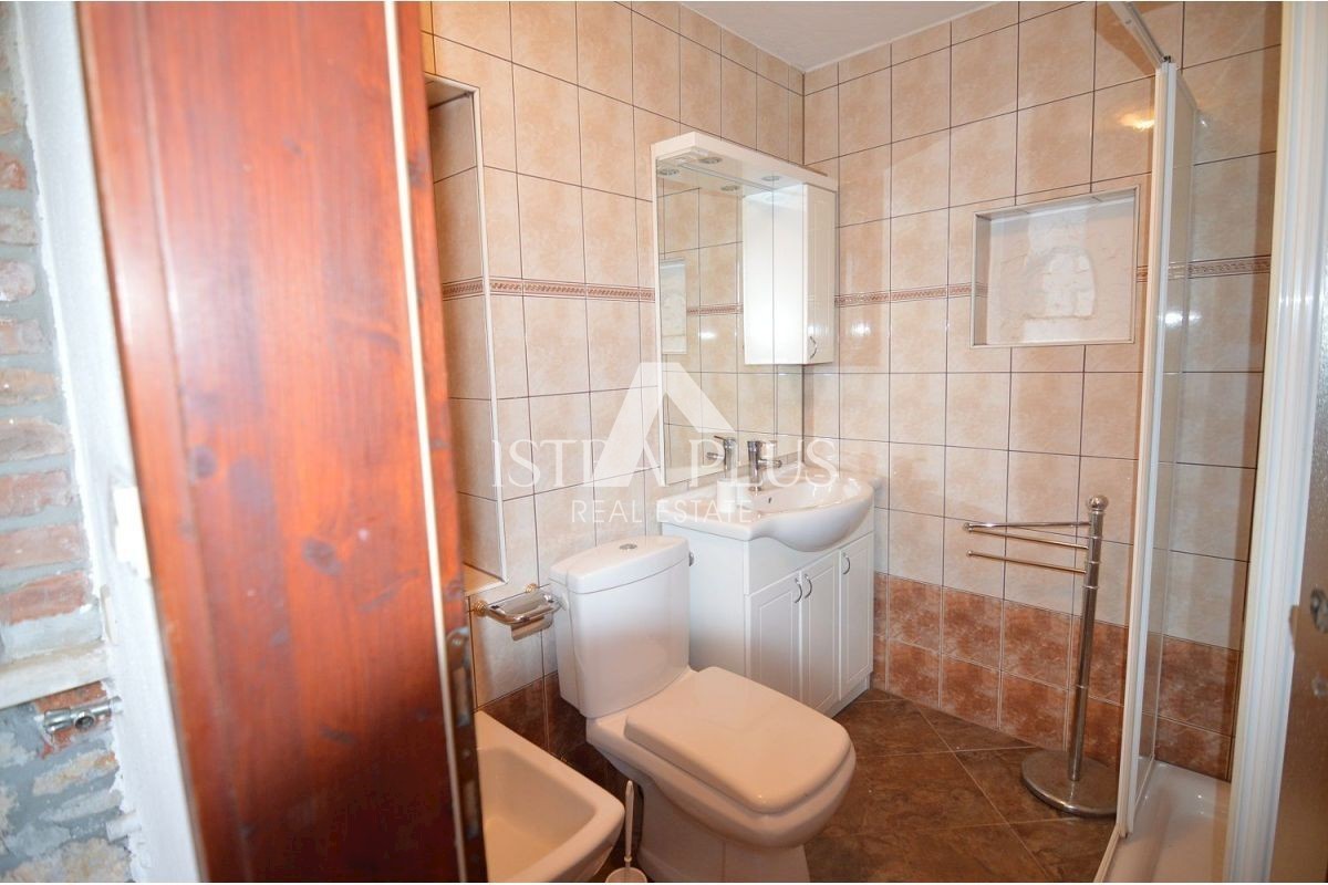 KAMNITA HIŠA Z DVEMA APARTMAJEMA