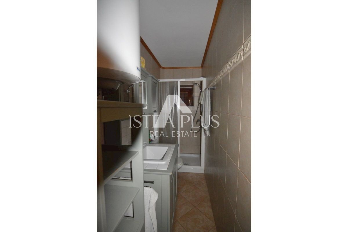 KAMNITA HIŠA Z DVEMA APARTMAJEMA