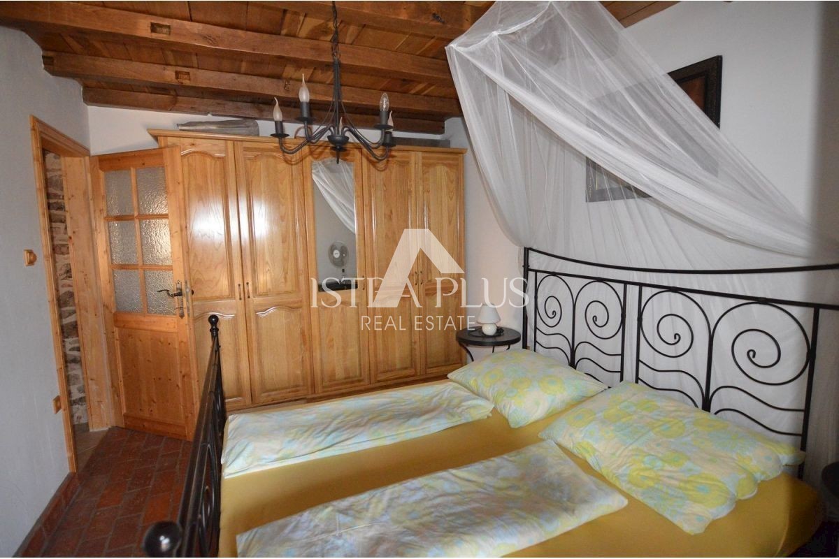 KAMNITA HIŠA Z DVEMA APARTMAJEMA