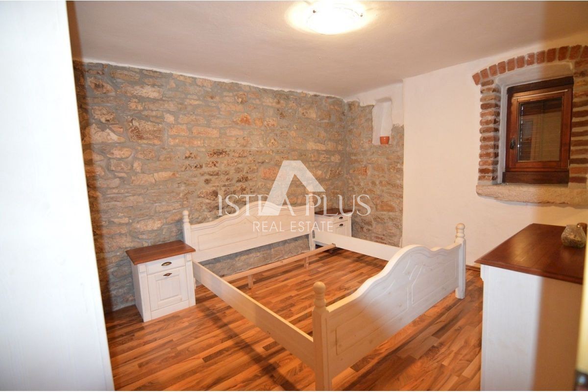 KAMNITA HIŠA Z DVEMA APARTMAJEMA