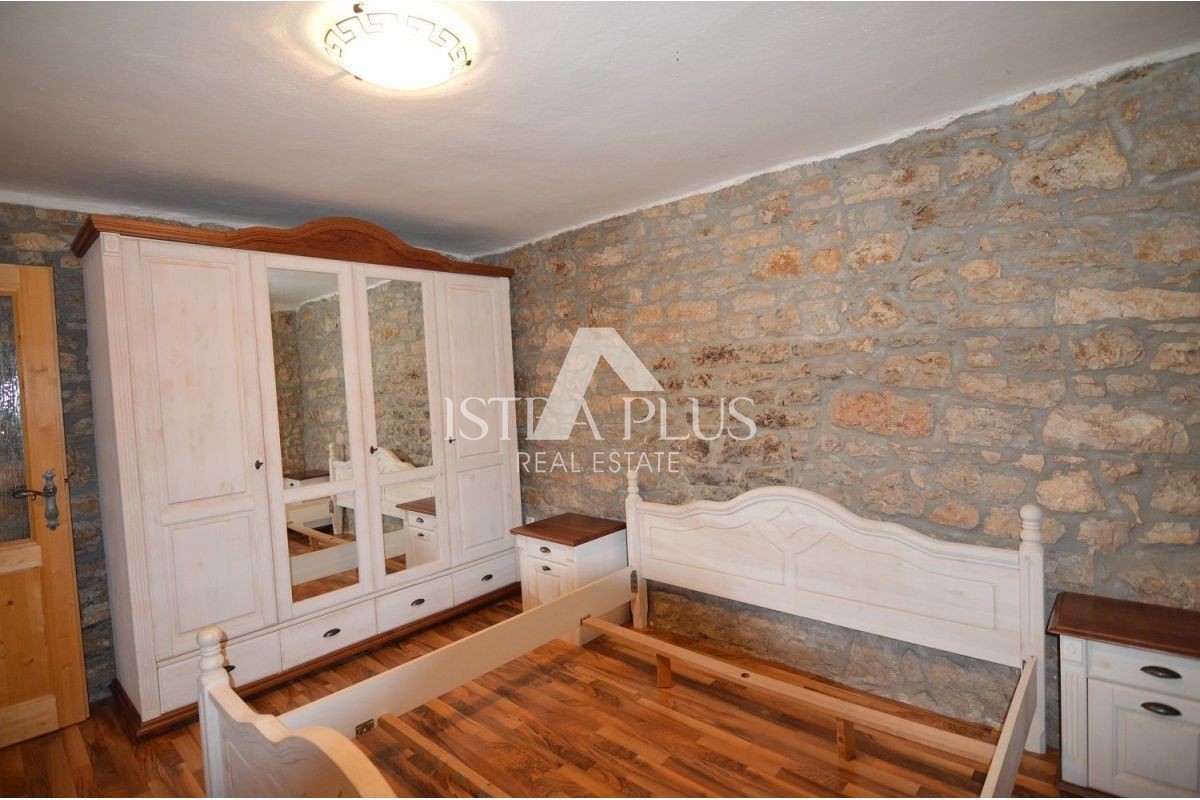 KAMNITA HIŠA Z DVEMA APARTMAJEMA