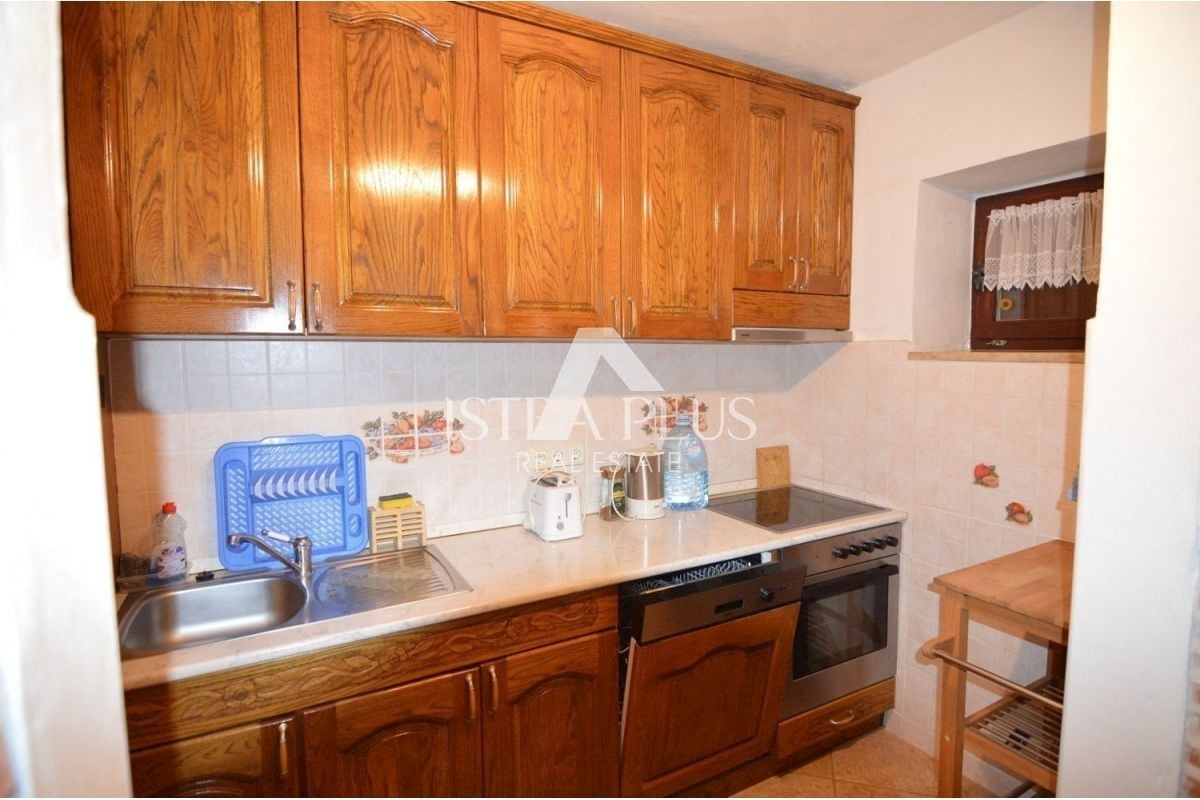 KAMNITA HIŠA Z DVEMA APARTMAJEMA