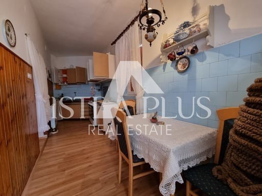 Kamnita hiša s tremi stanovanjskimi enotami in pogledom na morje