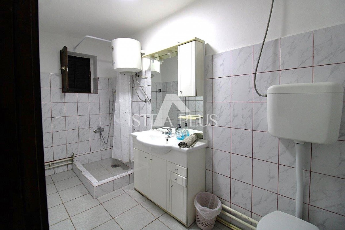 PRILOŽNOST! Dva apartmaja v Poreču z dvoriščem, 850m od morja!!