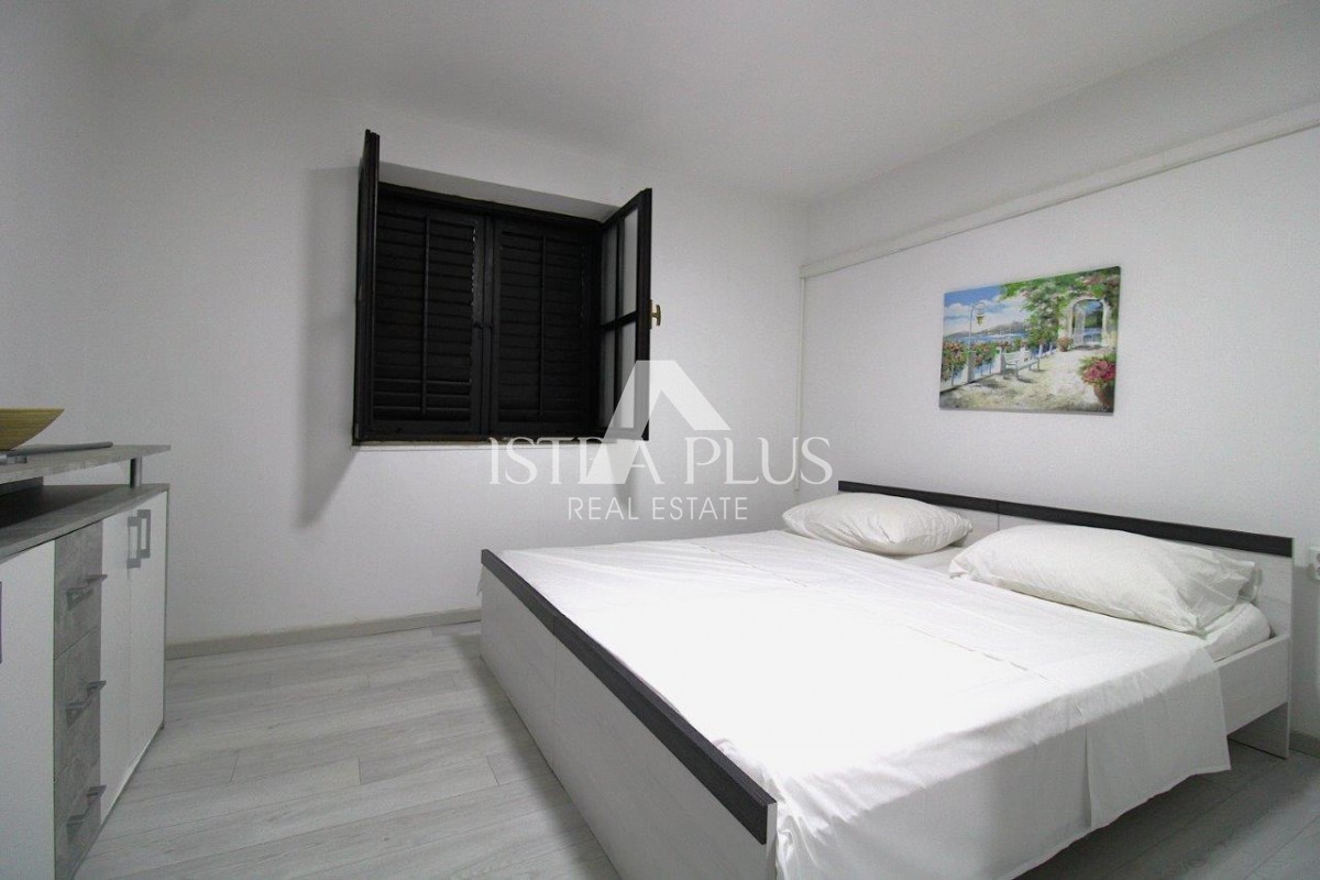 PRILOŽNOST! Dva apartmaja v Poreču z dvoriščem, 850m od morja!!
