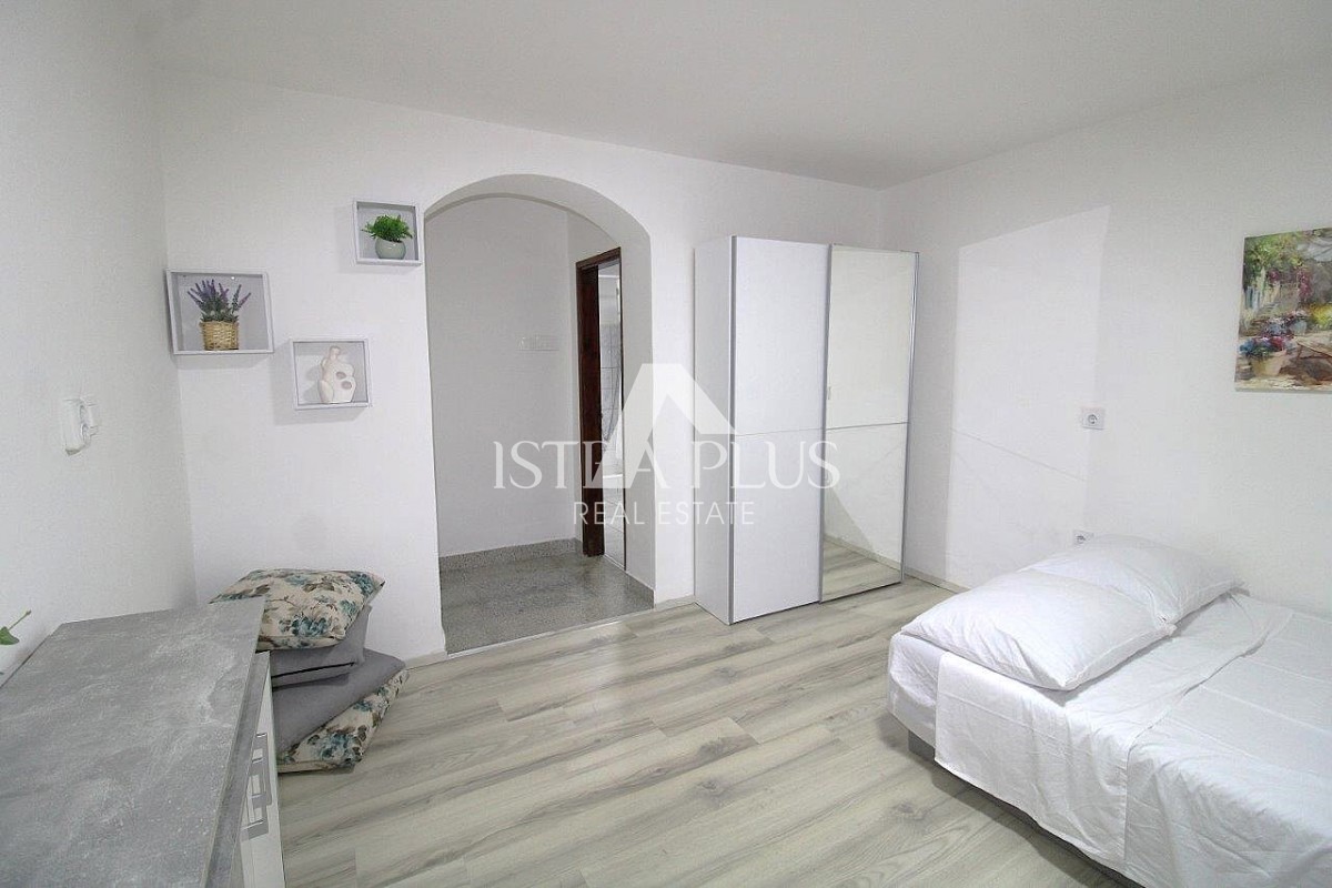 PRILOŽNOST! Dva apartmaja v Poreču z dvoriščem, 850m od morja!!
