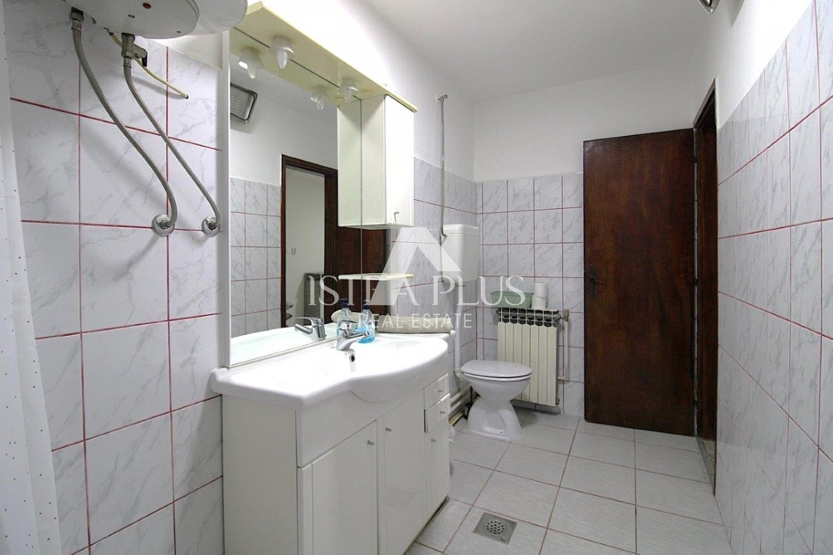 PRILOŽNOST! Dva apartmaja v Poreču z dvoriščem, 850m od morja!!