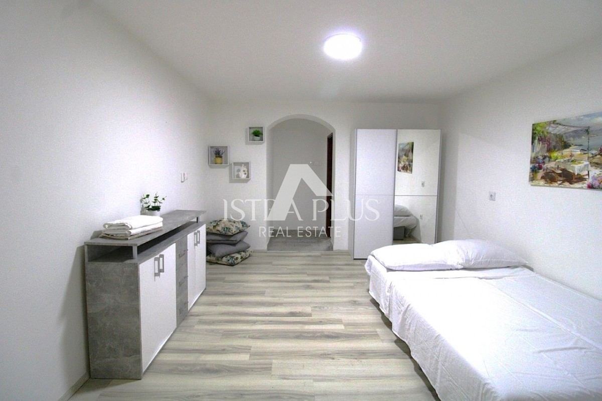 PRILOŽNOST! Dva apartmaja v Poreču z dvoriščem, 850m od morja!!