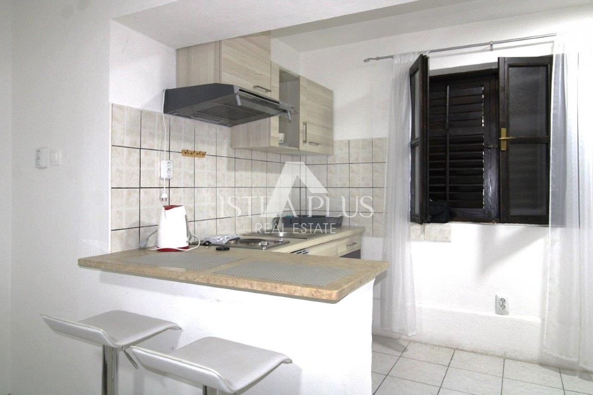 PRILOŽNOST! Dva apartmaja v Poreču z dvoriščem, 850m od morja!!