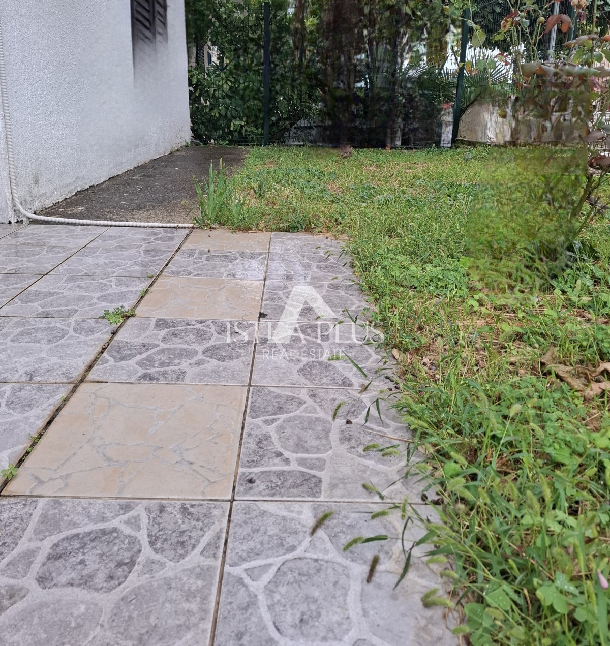 PRILOŽNOST! Dva apartmaja v Poreču z dvoriščem, 850m od morja!!