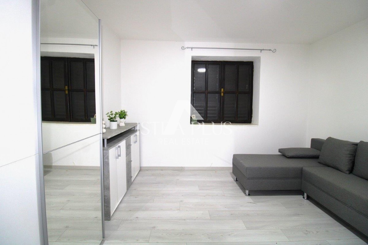 PRILOŽNOST! Dva apartmaja v Poreču z dvoriščem, 850m od morja!!