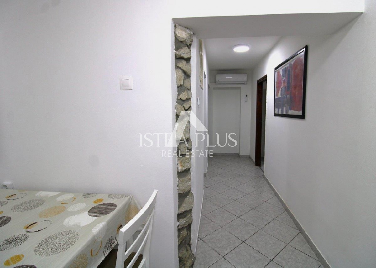 PRILOŽNOST! Dva apartmaja v Poreču z dvoriščem, 850m od morja!!