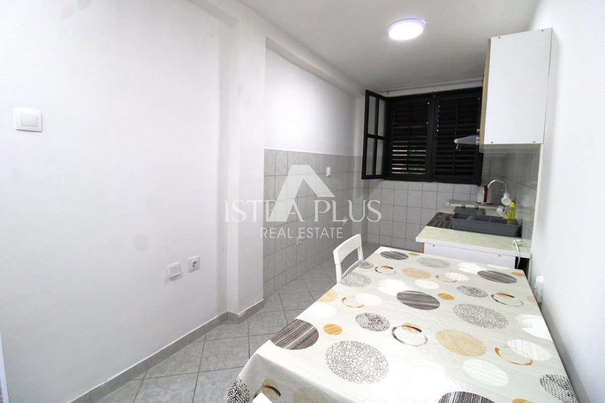 PRILOŽNOST! Dva apartmaja v Poreču z dvoriščem, 850m od morja!!