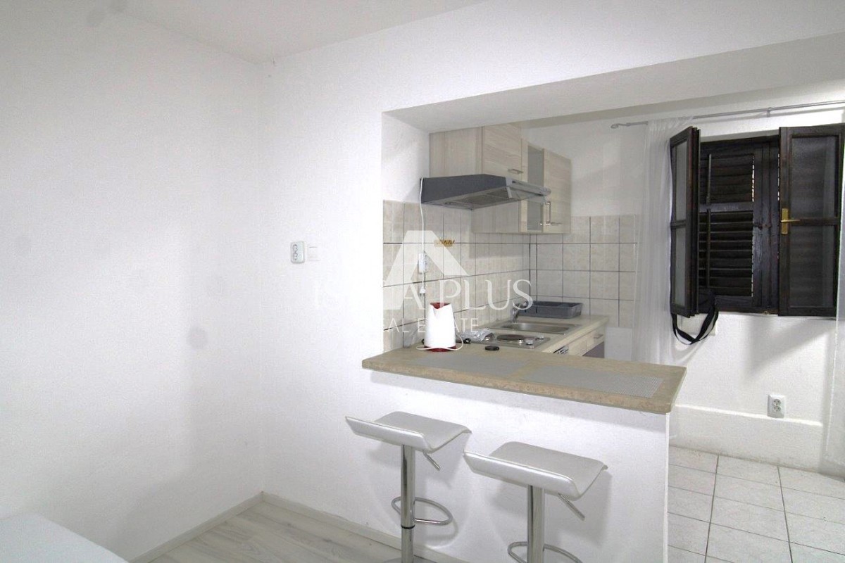 PRILOŽNOST! Dva apartmaja v Poreču z dvoriščem, 850m od morja!!
