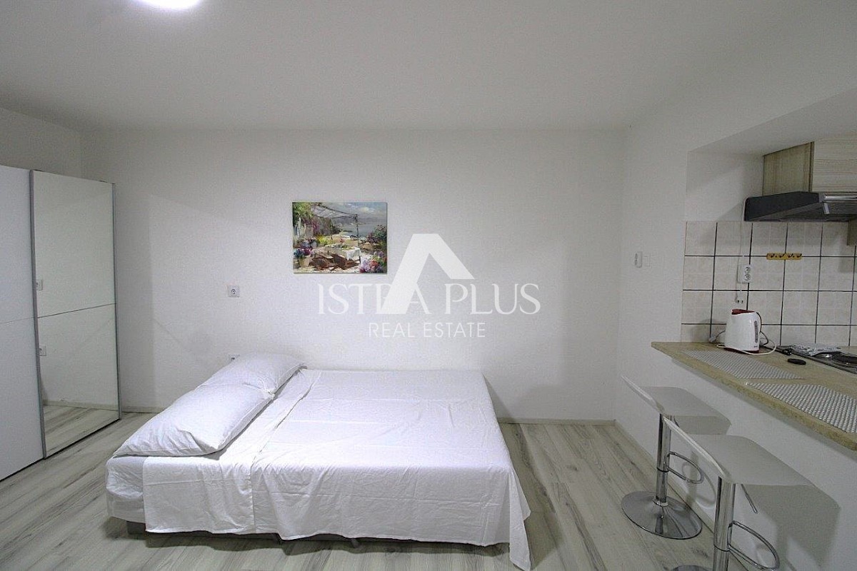 PRILOŽNOST! Dva apartmaja v Poreču z dvoriščem, 850m od morja!!