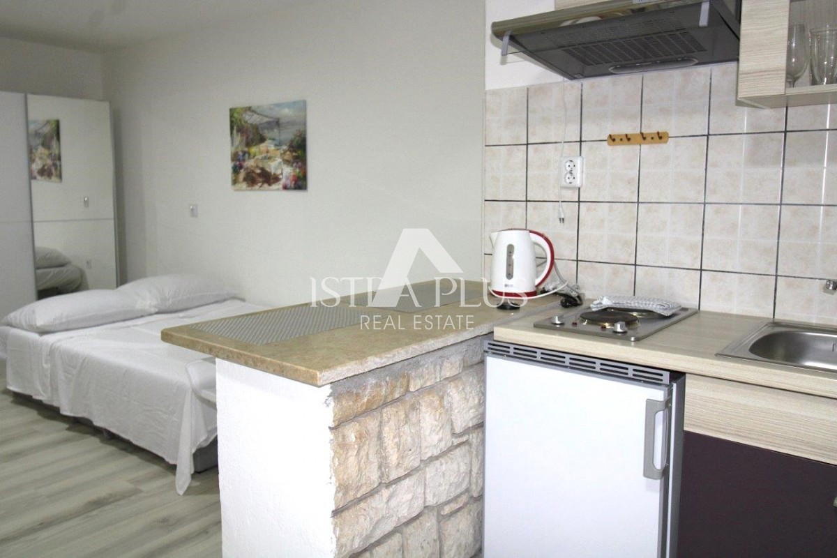 PRILOŽNOST! Dva apartmaja v Poreču z dvoriščem, 850m od morja!!