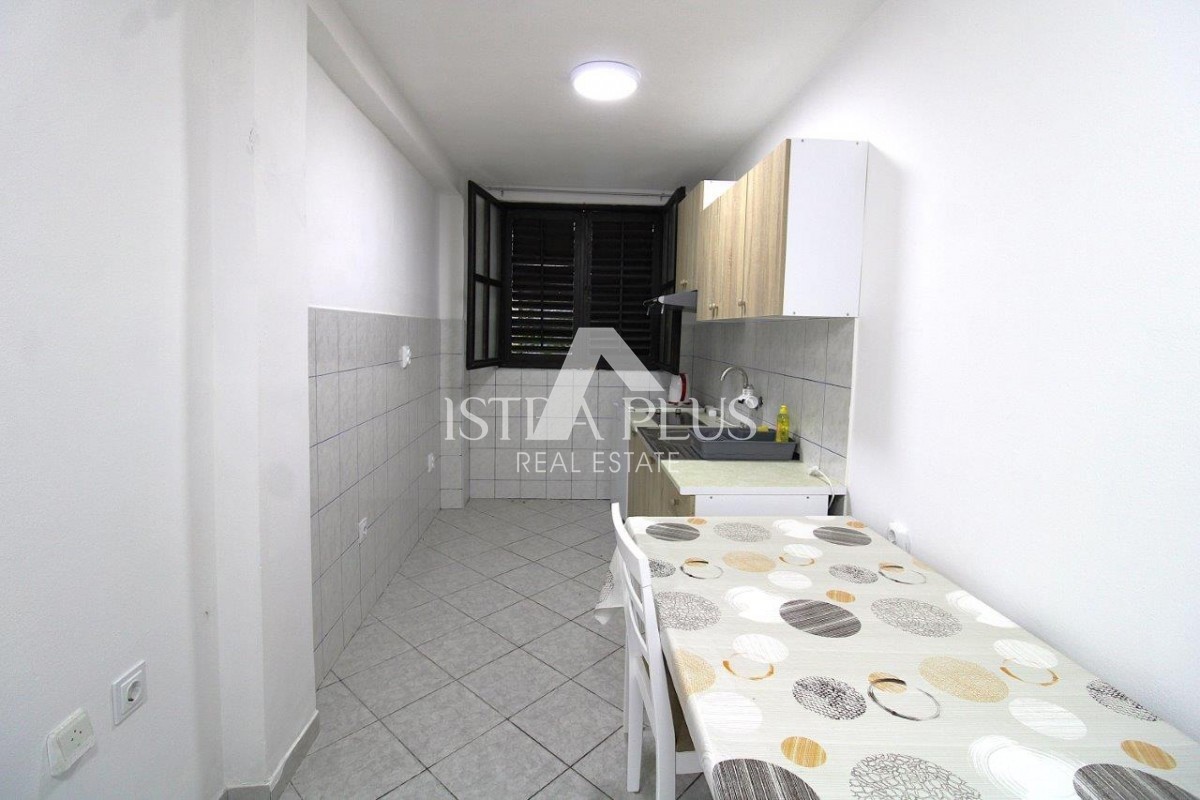 PRILOŽNOST! Dva apartmaja v Poreču z dvoriščem, 850m od morja!!