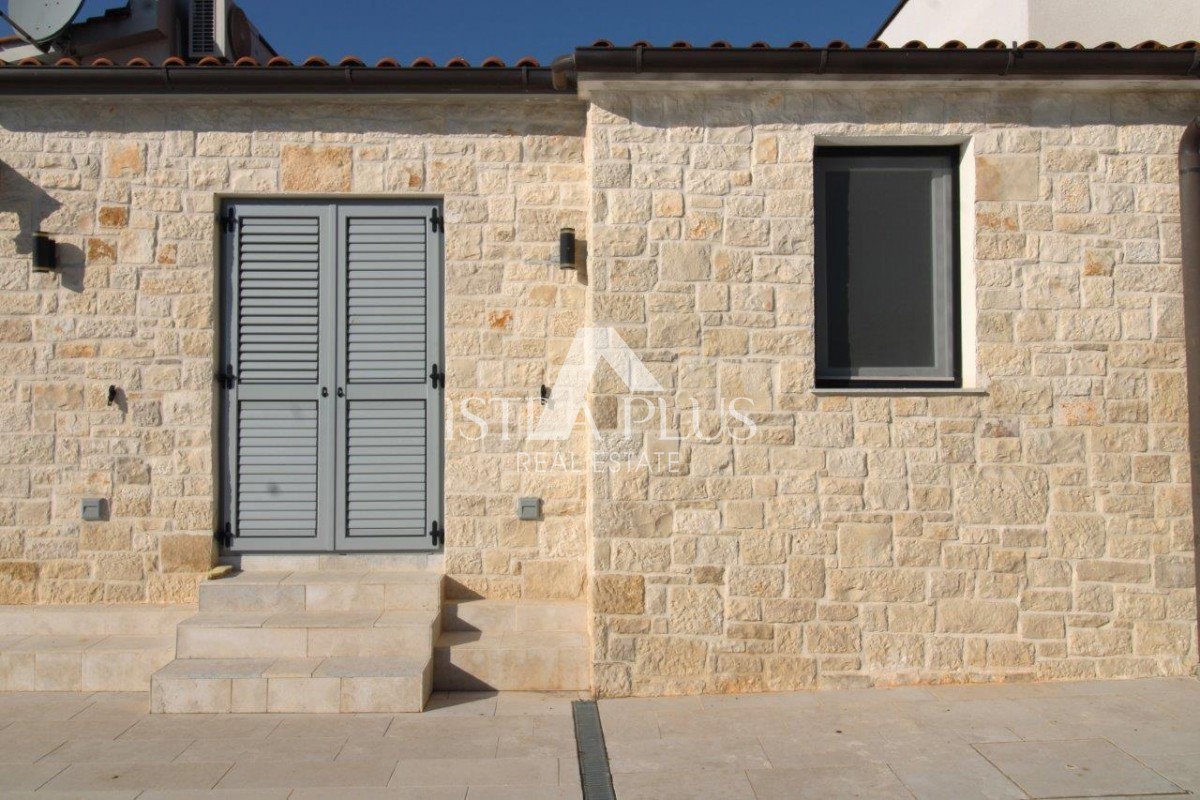 Mediteranska enodružinska hiša z bazenom in letno kuhinjo 7 km od Poreča in morja!!
