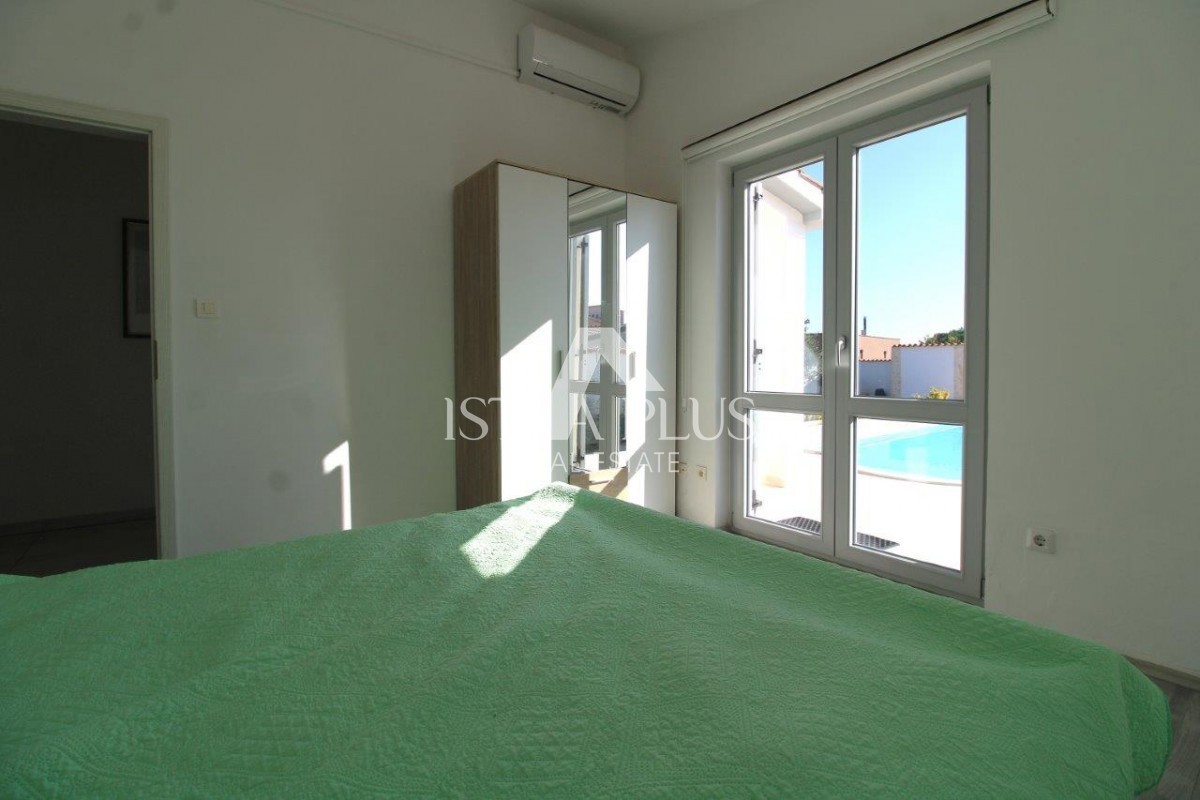 Mediteranska enodružinska hiša z bazenom in letno kuhinjo 7 km od Poreča in morja!!