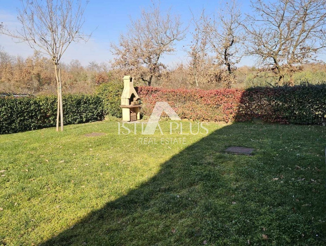 PRILOŽNOST! Stanovanje v pritličju z lepim dvoriščem na mirni lokaciji, Poreč 2 km!!