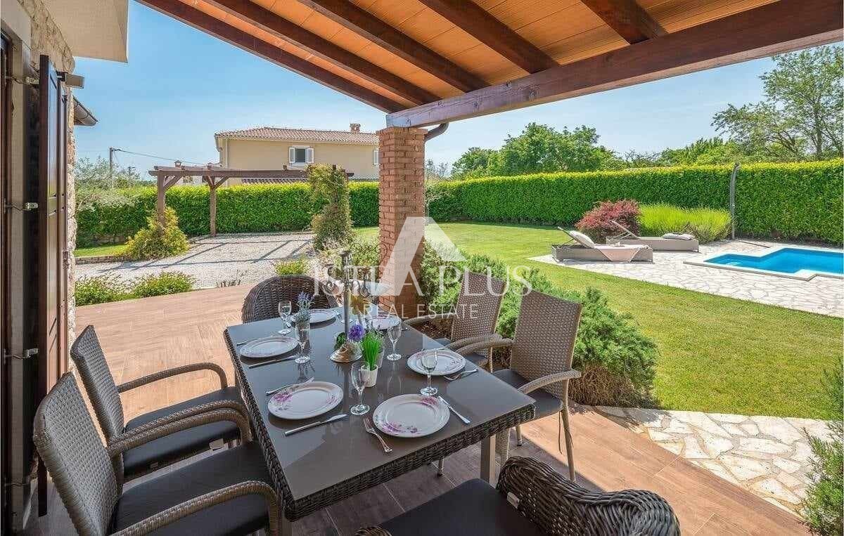 Poreč, okolica, Hiša z bazenom na lepi lokaciji