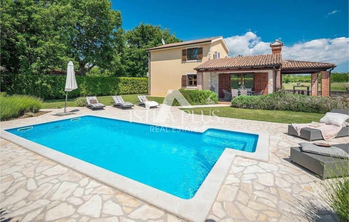 Poreč, okolica, Hiša z bazenom na lepi lokaciji