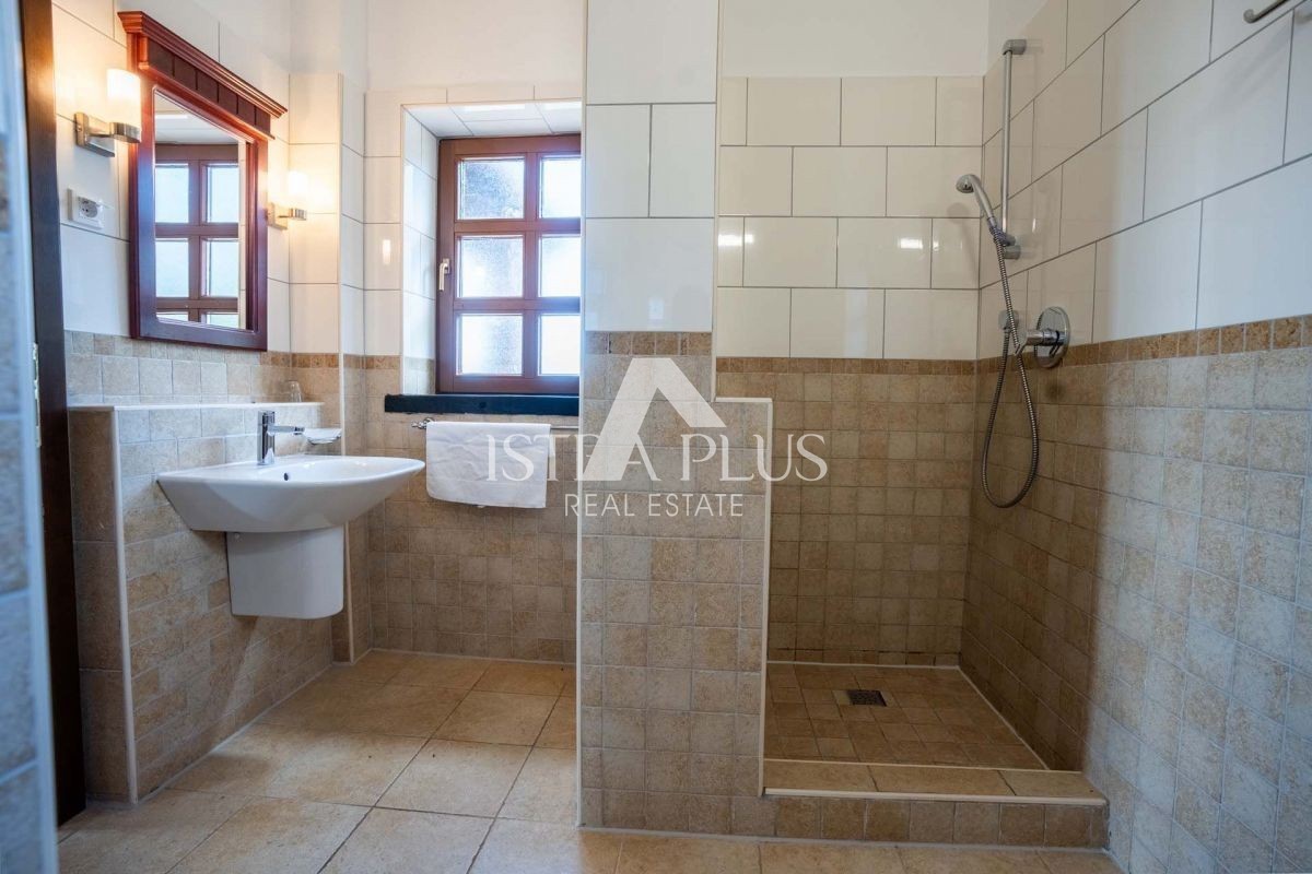 Istra, Sveti Lovreč - Rustikalna vila z bazenom in čudovitim vrtom