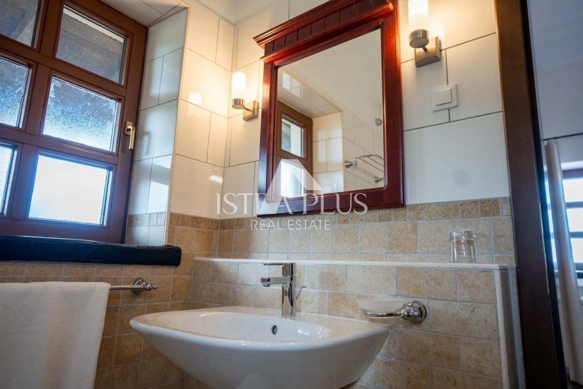 Istra, Sveti Lovreč - Rustikalna vila z bazenom in čudovitim vrtom