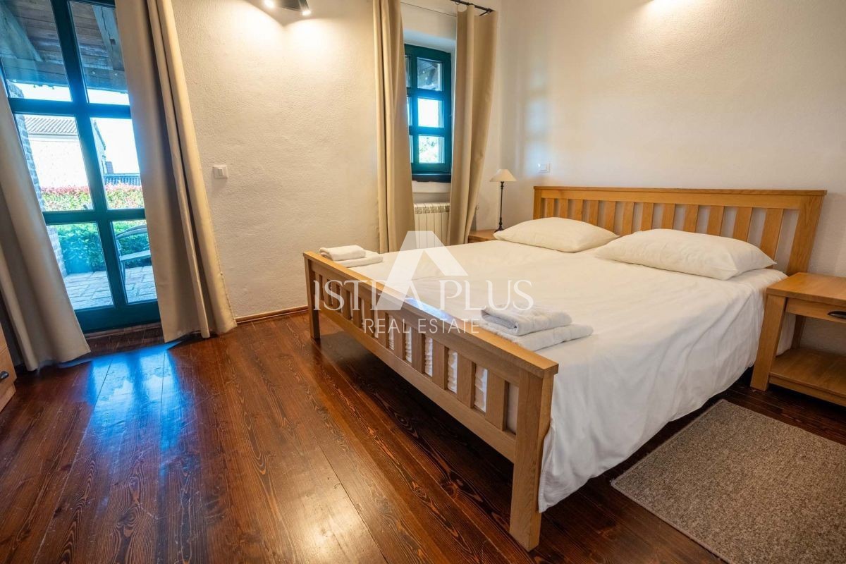 Istra, Sveti Lovreč - Rustikalna vila z bazenom in čudovitim vrtom